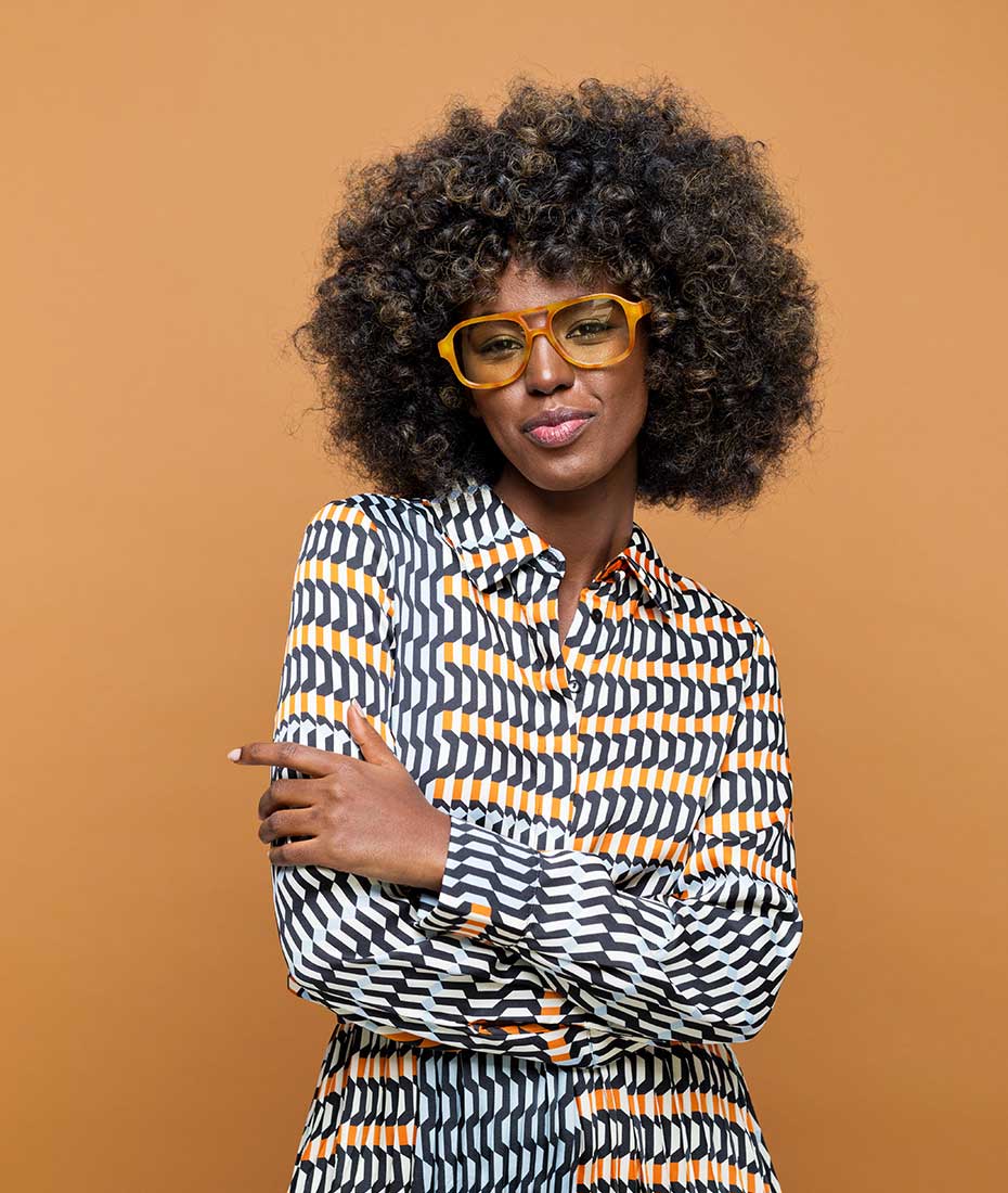 Brillentrend: Frau mit orangener Brillenfassung